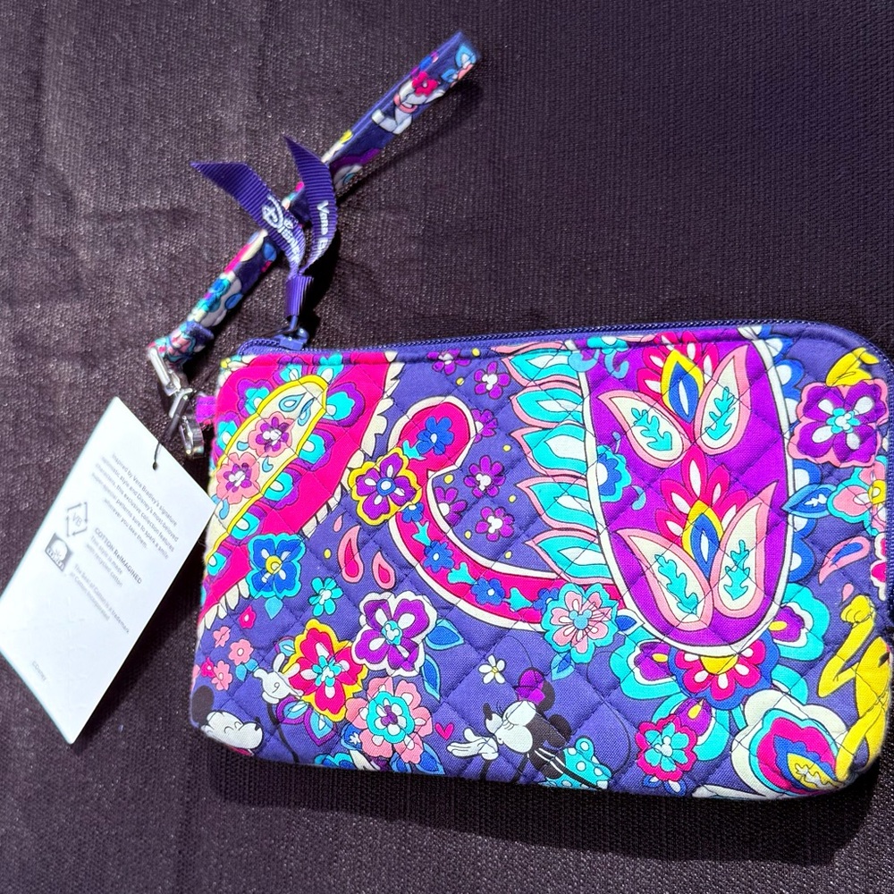Vera Bradley Disney Wristlet
Sensational Six Paisley Wristlet 28321-X41 NEW!!!